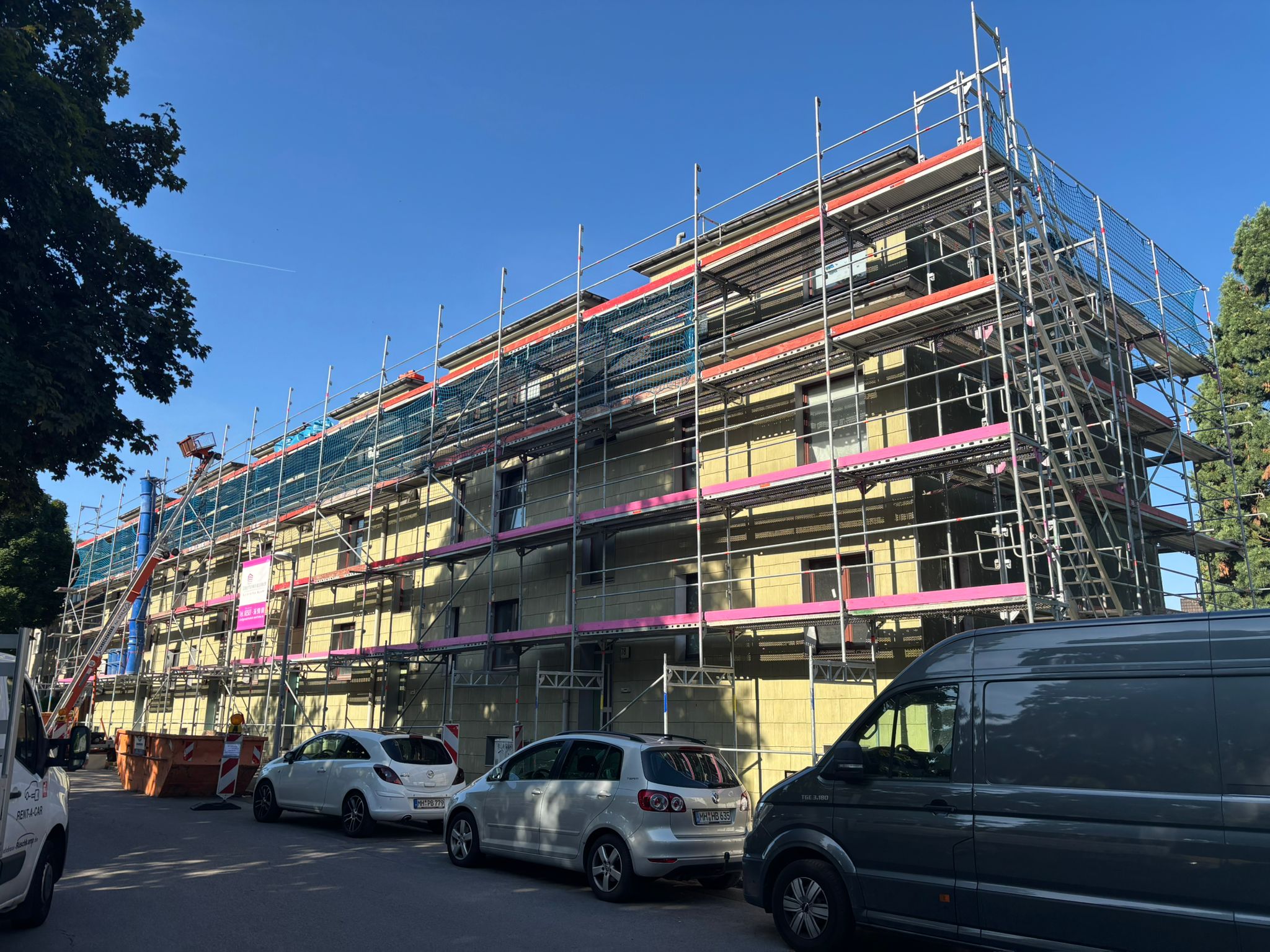 Gerüsttechnik Westfalen Gerüst deckt Mehrfamilenhaus ein